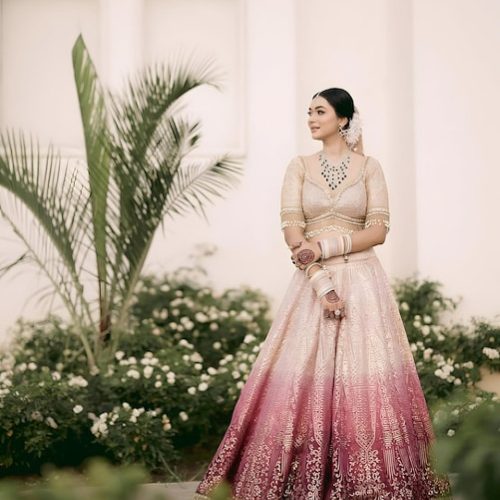 fpkdl.com_960_woman-pink-dress-with-palm-tree-background_1113980-2406
